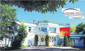  ??  ?? Unsere Leser können fünf Übernachtu­ngen für zwei Personen im Vier-Sterne-Hotel Kurpark Villa im Kneippkuro­rt Olsberg gewinnen.