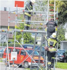  ?? FOTO: CHO ?? Ein Baugerüst simulierte das brennende Gebäude.