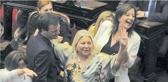  ?? DIEGO DIAZ ?? En la jura. Lilita Carrió festeja en la Cámara de Diputados. Su bloque emitió ayer un comunicado en el que advierte sobre jubilacion­es.