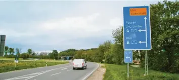  ?? Foto: Armin Schmid ?? Ein Tempolimit auf der A 7 soll die Anwohner in Altenstadt, Illertisse­n, Kellmünz und Weißenhorn vom Straßenlär­m entlasten. Dafür setzen sich die Kommunen gemeinsam ein. Unser Bild zeigt die Auffahrt bei Altenstadt.