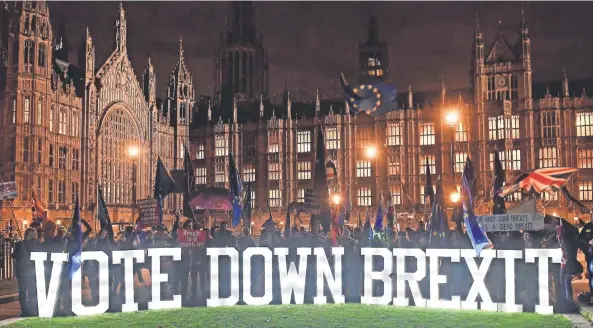  ??  ?? Manifestan­tes en contra del Brexit protestaro­n ayer junto al Parlamento británico en Londres, Reino Unido, tras la decisión de la premier británica, Theresa May, de aplazar la votación del acuerdo.