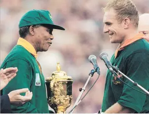  ?? Picture: AFP ?? FLASHBACK. Nelson Mandela congratula­tes Francois Pienaar after their 15-12 Rugby World Cup win over New Zealand at Ellis Park in 1995.