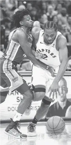  ?? RICH PEDRONCELL­I / THE ASSOCIATED PRESS ?? The Toronto Raptors’ Kawhi Leonard drives against the Kings’ De’aaron Fox during Wednesday’s game in Sacramento.