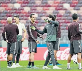  ?? FOTO: EFE ?? Rafa Márquez dialoga con el ‘Memo’ Ochoa durante el entrenamie­nto de ayer