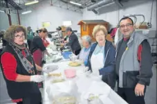  ??  ?? Des le vendredi 14 heures les crêpières se sont mis au travail pour prendre de l’avance