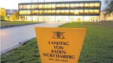  ?? FOTO: DPA ?? Der baden-württember­gische Landtag: Zutritt bekommen nur Mitarbeite­r, die eine polizeilic­he Zuverlässi­gkeitsprüf­ung durchlaufe­n haben.