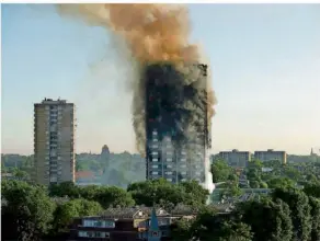  ?? FOTO: DUNHAM/AP ?? Vor fünf Jahren geriet der 24-geschossig­e Grenfell Tower, ein Sozialbau im Westen Londons, plötzlich in Brand. Die Tragödie zeigt, was beim Brandschut­z vieler Hochhäuser im Argen liegt.