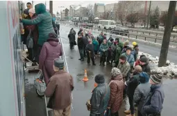  ?? JEFF J MITCHELL/GETTY ?? People line up to get food Monday in Chernihiv, Ukraine, which was on the front line of Russia’s invasion in February, when Moscow’s forces tried to seize Kyiv.