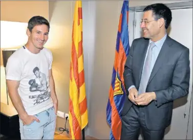  ??  ?? EN MAYO DE 2014. Lionel Messi acudió a las oficinas del Barça a firmar antes de irse al Mundial.