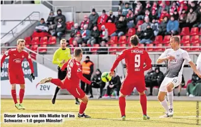  ??  ?? Dieser Schuss von Nils Miatke traf ins Schwarze - 1:0 gegen Münster!