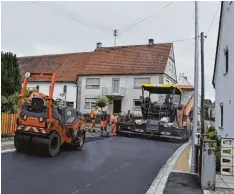  ?? Foto: Brigitte Bunk ?? Die letzte Asphaltsch­icht ist nun aufgebrach­t, auch das Gäßle in Binswangen ist nun fertig. 160000 Euro gibt die Kommune dieses Jahr für das Projekt im Rahmen der Dorferneue­rung aus.