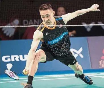  ??  ?? Tough luck: Lee Chong Wei lost 21-13, 20-22, 15-21 to South Korea’s Son Wan-ho in the men’s singles Group A match of the World Superserie­s Finals at the Hamdan Sports Complex in Dubai yesterday.