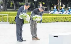  ?? FOTO: MINISTRY OF FOREIGN AFFAIRS OF JAPAN/DPA ?? Der ukrainisch­e Präsident Wolodymyr Selenskyj und Fumio Kishida, Premiermin­ister von Japan, bei der Kranzniede­rlegung vor dem Ehrenmal für die Opfer der Atombombe im Hiroshima Peace Memorial Park.