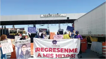  ?? ?? Evidencia. Mujer logró con su plantón que autoridade­s estatales le abran un espacio para dialogar.