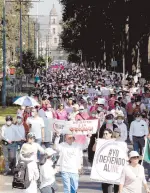  ?? ?? l Decenas de personas marchan en defensa defensa del Instituto Nacional Electoral y contra la polémica reforma electoral que impulsa el presidente Andrés Manuel López Obrador, en Toluca.