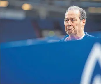  ?? FOTO: GUIDO KIRCHNER/DPA ?? Egal wie der Trainer heißt, beim FC Schalke läuft es einfach nicht, sehr zum Leidwesen von Huub Stevens.