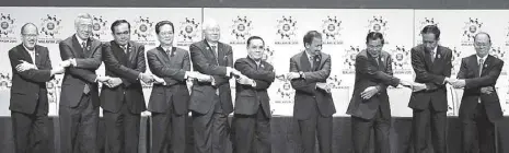  ?? EPA ?? Asean leaders (from left) President Aquino, Singapore Prime Minister Lee Hsien Loong, Thailand Prime Minister Prayut Chan-o-cha, Vietnam Prime Minister Nguyen Tan Dung, Malaysia Prime Minister Najib Razak, Laos Prime Minister Thongsing Thammavong,...