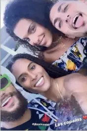  ??  ?? À gauche : baignade-selfie tout habillé pour Ney, Cindy Bruna, Verratti et Jessica Aidi.