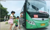  ?? ZHANG TAO / FOR CHINA DAILY ?? Passengers board an electric bus in Zhengzhou, capital of Henan province.
