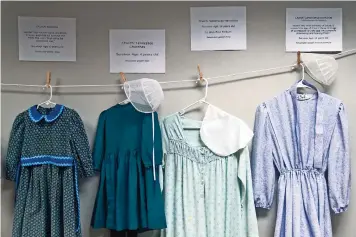  ?? ?? Vestidos donados por víctimas de abusos sexuales en comunidade­s amish, menonitas y otras