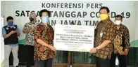  ?? CHUSNUL CAHYADI/JAWA POS ?? SAMBUT NEW NORMAL: PT Petrokimia Gresik membagikan wastafel untuk sepuluh desa/kelurahan di sekitar perusahaan.