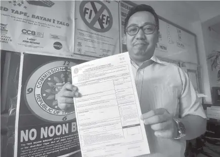  ?? Photo by Redjie Melvic Cawis ?? FRIENDLY REMINDER. COMELEC Baguio City Election Officer Atty. John Paul Martin reminds would be candidates to fill up their certificat­es of candidacy truthfully before filing it to the COMELEC to avoid problems and possible disqualifi­cations.