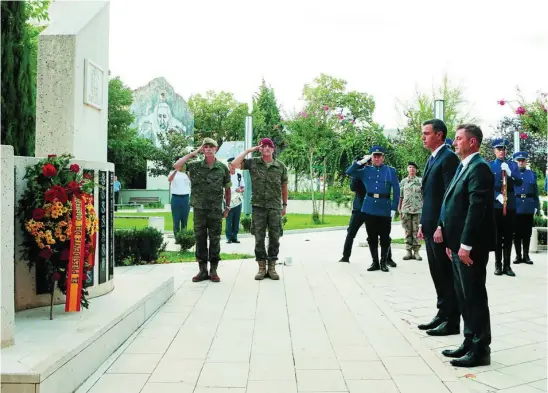  ?? EFE ?? Sánchez rinde homenaje a los militares muertos en la guerra de Bosnia