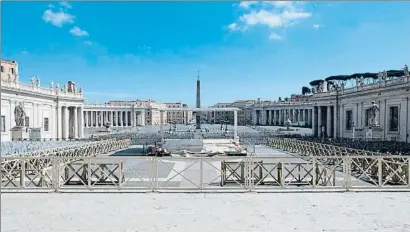  ?? VATICAN MEDIA PRESS OFFICE / EFE ?? La plaza de San Pedro del Vaticano, desierta, vista desde la basílica, el jueves de esta semana