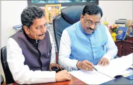  ?? BL SONI ?? Finance Minister Sudhir Mungantiwa­r and Minister of state for Finance Deepak Kesarkar giving final touches to the Annual State Budget 2016-17 at Mantralaya on Friday.