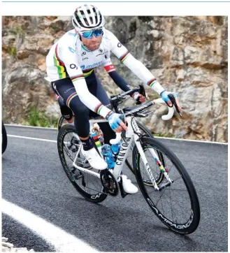  ??  ?? Luciendo el arcoíris. Comenzó la temporada 2019 en la Challenge de Mallorca, donde no estuvo lejos de dar en la diana.