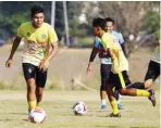  ?? ANGGER BONDAN/JAWA POS ?? KENA DAMPAK: Para pemain PSHW berlatih di lapangan Unesa.