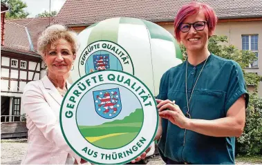  ?? FOTO: SIBYLLE GÖBEL ?? Kati Wilhelm (rechts) ist neue Genussbots­chafterin für Thüringen. Gemeinsam mit Landwirtsc­haftsminis­terin Birgit Keller (Linke) zeigt sie das Qualitätsz­eichen.