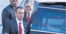  ?? FOTO: AFP ?? US-Justizmini­ster William Barr (rechts, mit Personensc­hützern) hat den Kongress über Kernpunkte des Mueller-Berichts informiert.