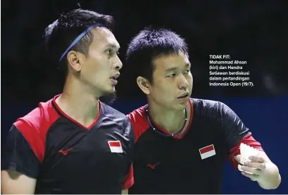  ?? CHANDRA SATWIKA/JAWA POS ?? TIDAK FIT: Mohammad Ahsan (kiri) dan Hendra Setiawan berdiskusi dalam pertanding­an Indonesia Open (19/7).