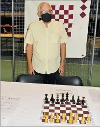  ??  ?? Le président du club des échecs