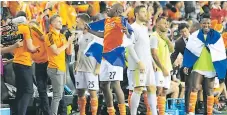  ??  ?? GRITO. Boniek fue uno de los más emocionado­s con la copa.