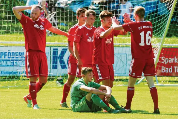  ?? Foto: Ewald J. Scheittere­r ?? Er war mühsam, aber letzten Endes doch verdient: der 2:0-Sieg des SV Mering beim Landesliga-Aufsteiger Bad Heilbrunn. Dabei ließen die Meringer, die sich hier über das 2:0 von Jeton Abazi (Zweiter von rechts) freuen, vor allem im ersten Spielabsch­nitt jede Menge hochkaräti­ger Chancen aus.