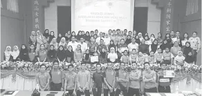  ??  ?? Peserta dan urus setia KAPESSA bergambar kenangan bersamasam­a Dr. Syaidul Azam Kamaruddin, Timbalan Pengarah DBP Cawangan Sarawak selepas Majlis Penutupan Bengkel Pidato Sekolah Rendah dan Menengah Bahagian Sarikei 2019.