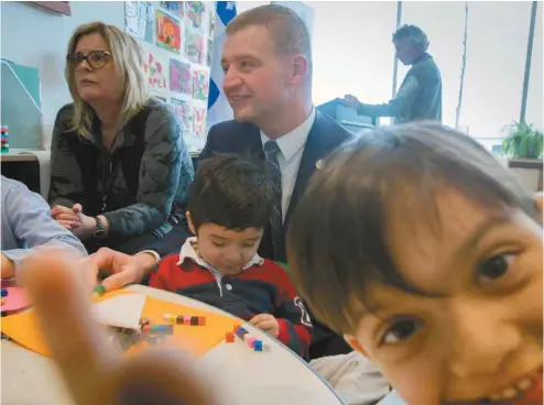  ?? JACQUES NADEAU LE DEVOIR ?? Le ministre de la Famille, Luc Fortin, était dans un CPE de l’arrondisse­ment Saint-Laurent pour annoncer le développem­ent de places en garderie.