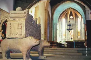  ??  ?? ◀ BETANZOS. La iglesia de San Francisco acoge la tumba de Fernán de Andrade, decorado con escenas de caza y sostenido por un oso y un jabalí.