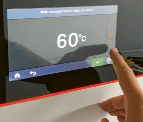  ?? Foto: Michael Böhm ?? Bei modernen Heizungen ist es selbst für Laien ein Leichtes, die Wassertemp­eratur herunterzu­regeln. Dabei gibt es allerdings wichtige Punkte zu beachten.