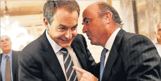  ?? ALBERTO DI LOLLI ?? El ex presidente José Luis Rodríguez Zapatero y el ministro de Economía, Luis de Guindos, conversan durante un acto celebrado en Madrid.