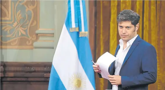  ?? MAURICIO NIEVAS ?? Lápicera en mano. Kicillof, esta semana, en La Plata. Además de con los docentes, ahora negociará con los estatales bonaerense­s.