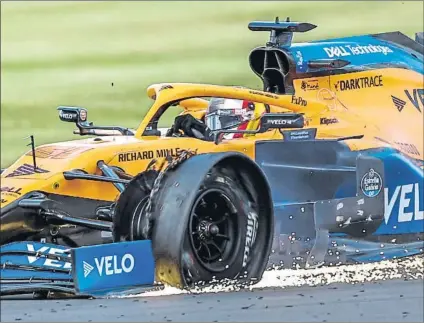  ?? FOTO: EFE ?? Sainz vio como su neumático delantero izquierdo decía ‘basta’ cuando era cuarto, tras beneficiar­se del pinchazo de Bottas