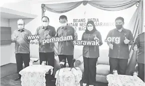  ?? — Gambar Roystein Emmor ?? ORANG INDU BEGUNAKA CCRC: Abdul Karim (tengah), Wan Madihi (dua kiba), Sharifah (dua kanan) begambar enggau bala bukai pengudah aum pengarang berita.