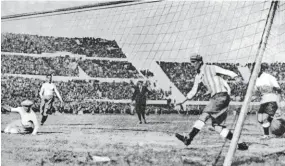  ?? ?? Pelota argentina. Escena del gol de Stábile, marcado en el primer tiempo con un balón proporcion­ado por la federación albicelest­e.