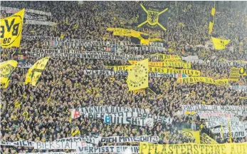  ?? FOTO: IMAGO ?? Die Dortmund-Fans äußerten auf ihren Plakaten Kritik über Leipzig – aber auch unter der Gürtellini­e.