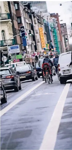  ?? FOTO: BRETZ ?? Der Verkehr auf der Friedrichs­traße ist unübersich­tlich: viele Autos, Lieferwage­n im Halteverbo­t und ein überdimens­ionierter Fahrradweg.