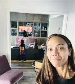  ?? INSTAGRAM ?? Zoe Saldaña y detrás uno de sus tres hijos con la camiseta del Barça