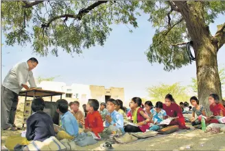  ?? DEEPAK SHARMA/HT PHOTO ?? Students attend a class under a tree at Makhupura near Ajmer.